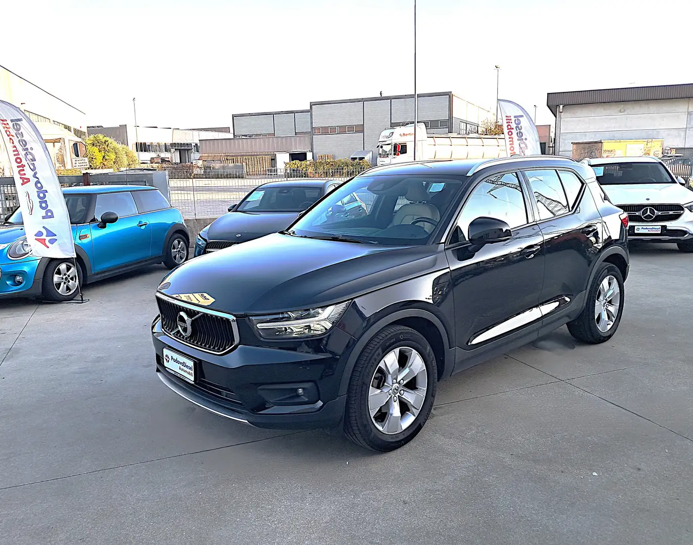Volvo XC40 2.0 d3 Momentum my21 Černá - 1