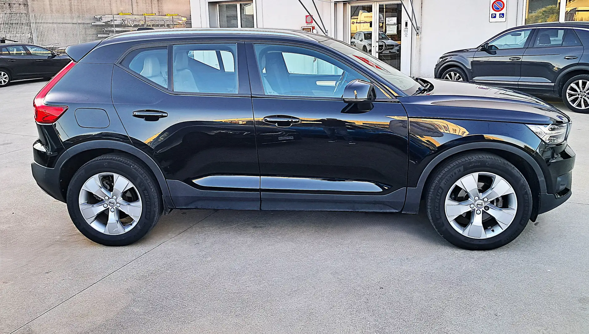 Volvo XC40 2.0 d3 Momentum my21 Černá - 2