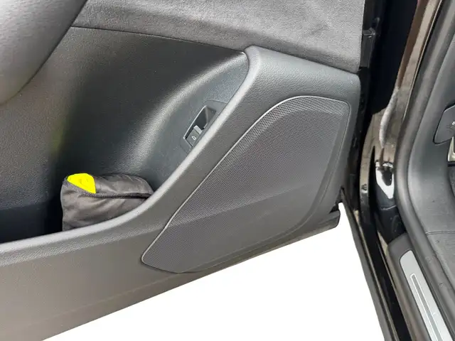 Audi Q8 view 11