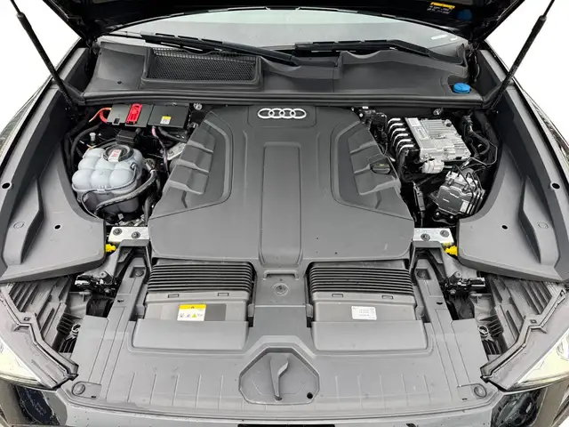 Audi Q8 view 12