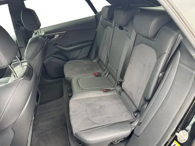 Audi Q8 view 10