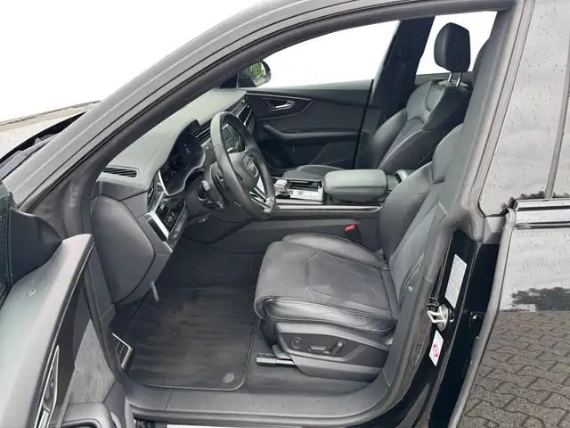 Audi Q8 view 4