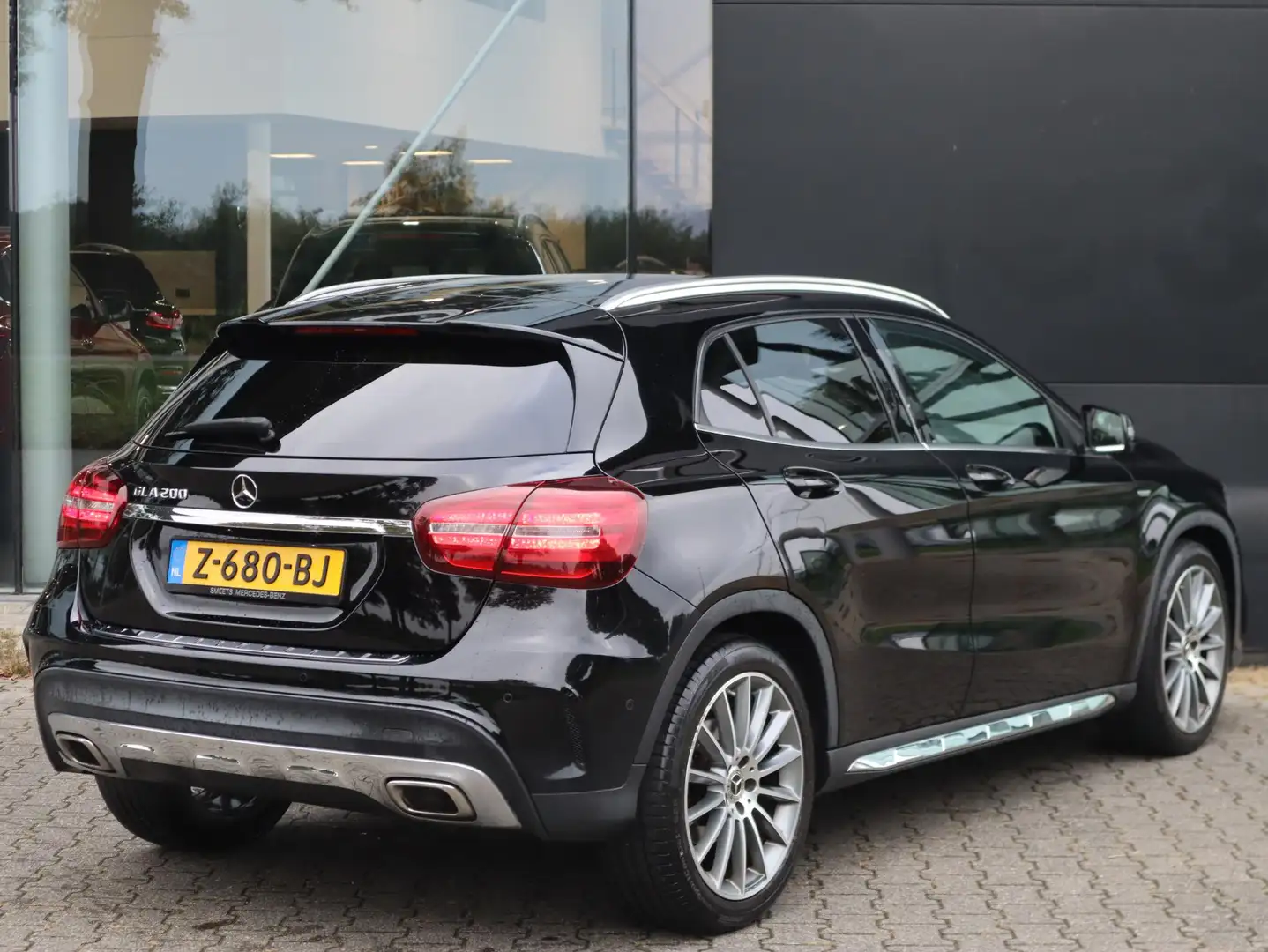 Mercedes-Benz GLA 200 Premium Plus Zwart - 2