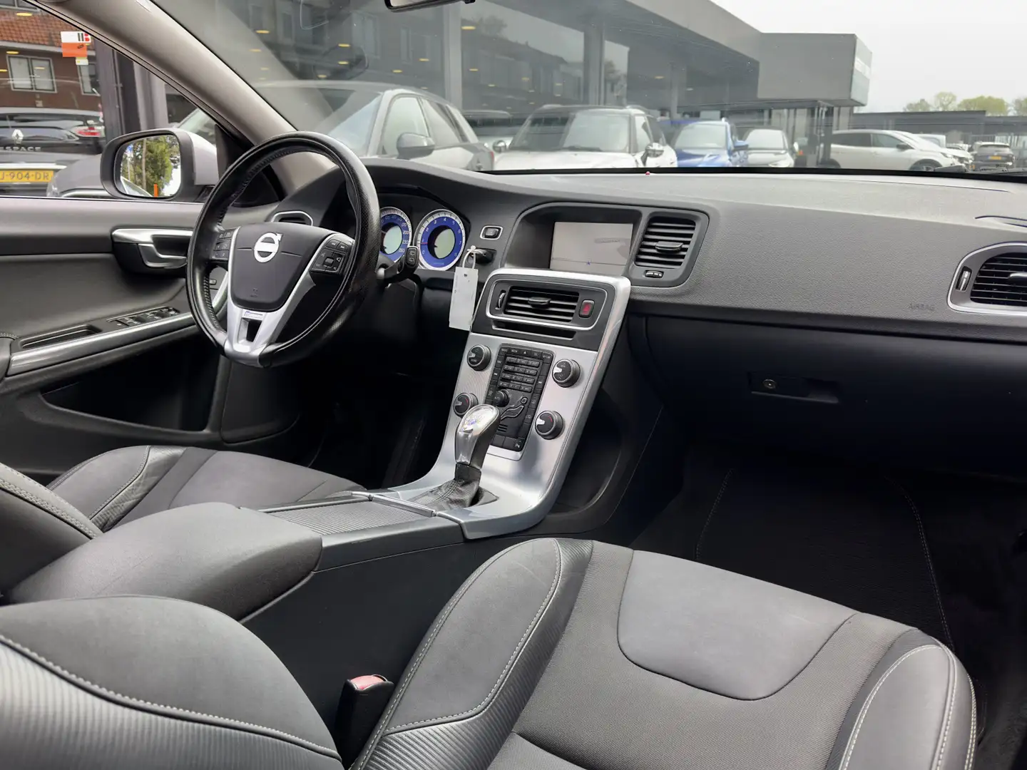 Volvo V60 1.6 T3 AUT6 R-DESIGN 150PK. LEDER NAVI AIRCO LED L Gris - 2