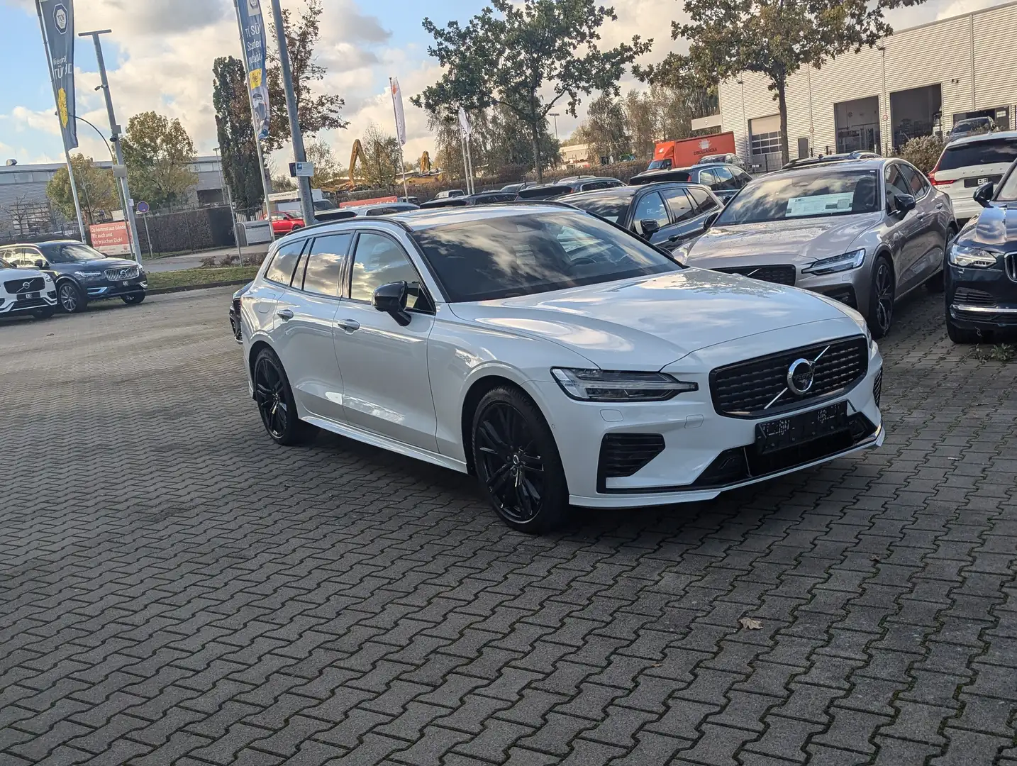 Volvo V60 T8 Twin Engine AWD R Design Plug-in Weiß - 1