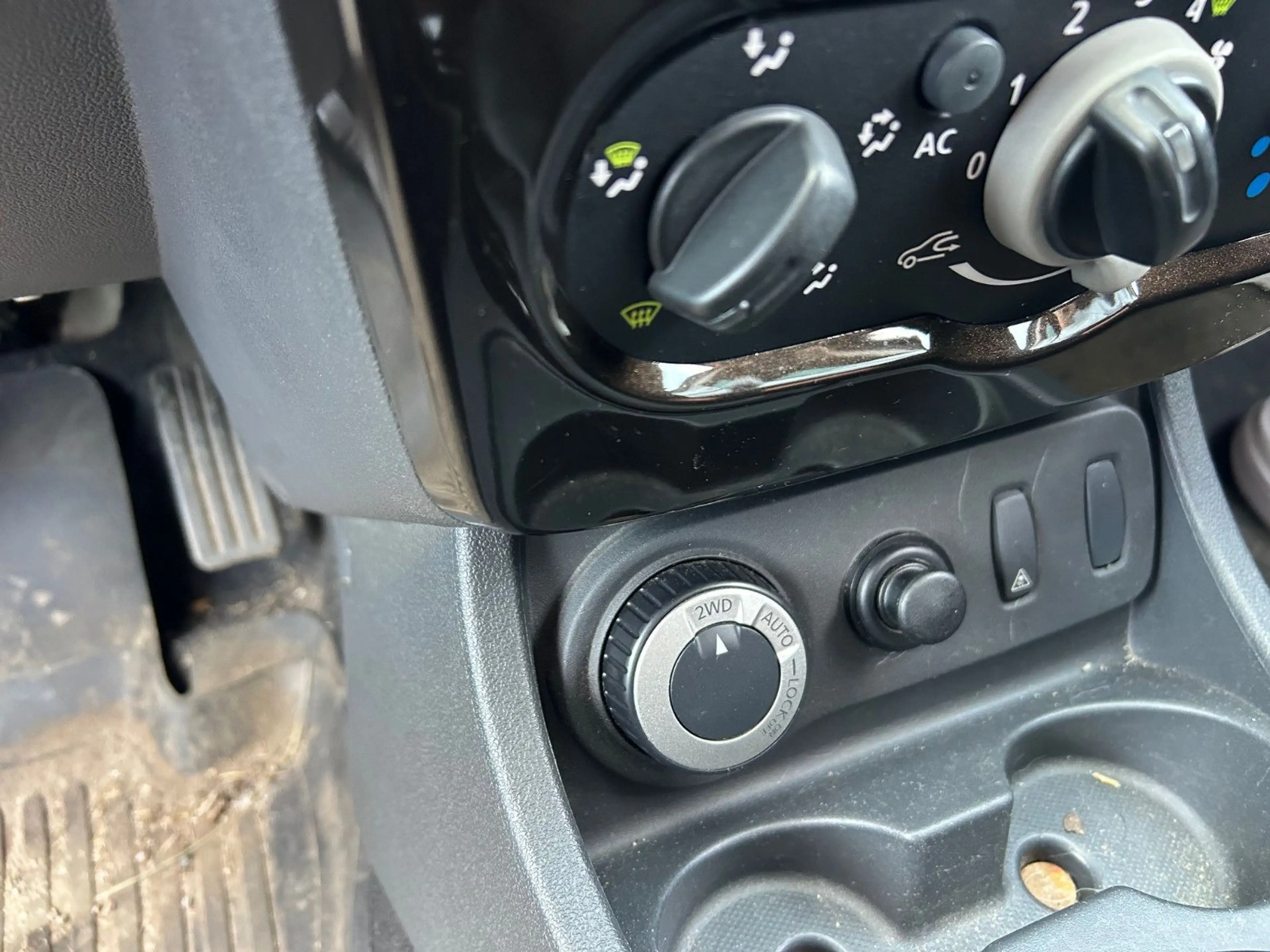 Dacia Duster I Laureate 4x4 Klima, AHK, Bullfänger — photo 11