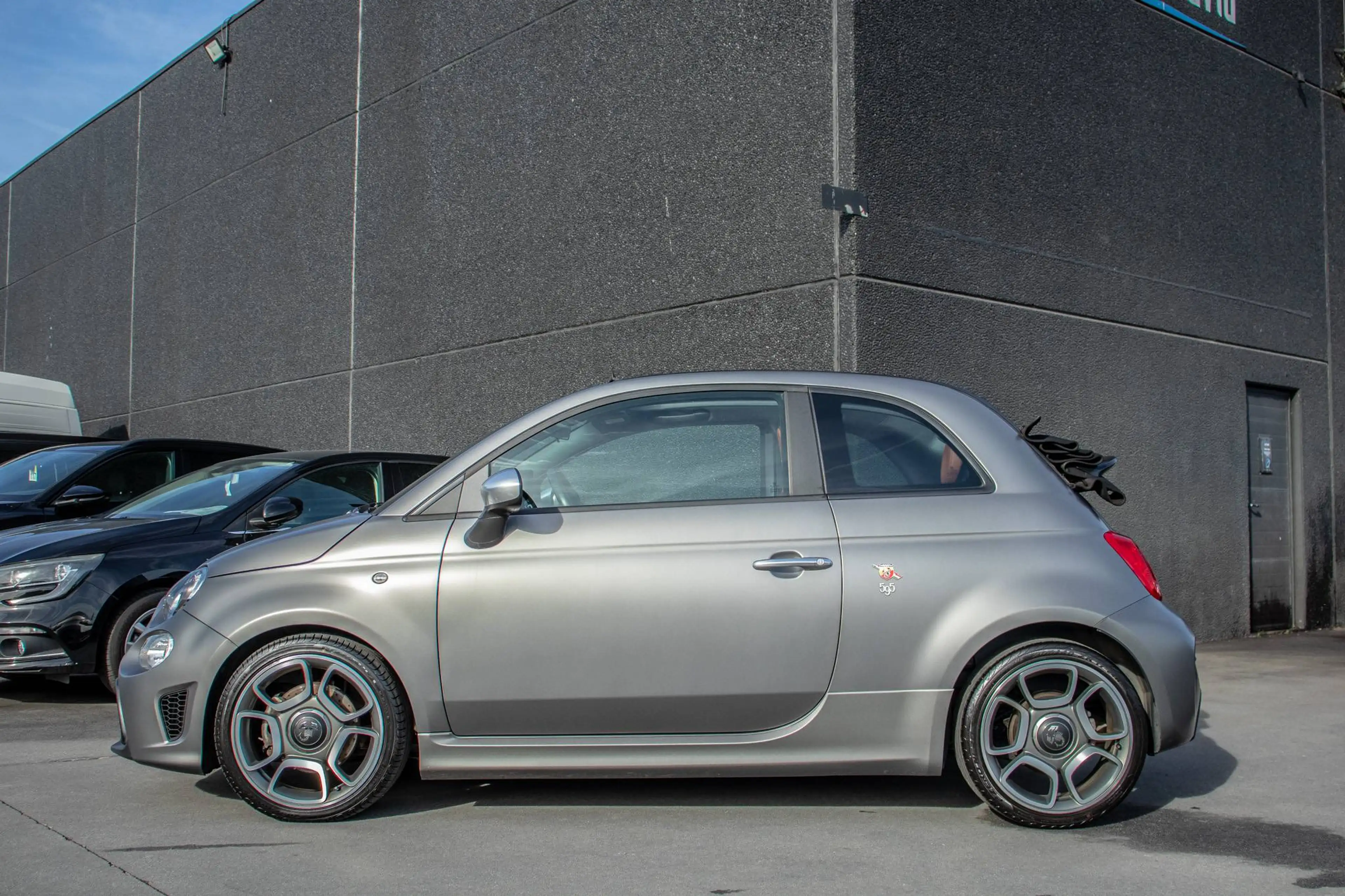 Abarth 595 Turismo Cabrio 1.4 T-Jet / 1 EIGENAAR / HISTORIEK / GRIGIO ASFALTO / LEDER / APPLE CARPLAY / PARKEERSENSOREN — photo 11