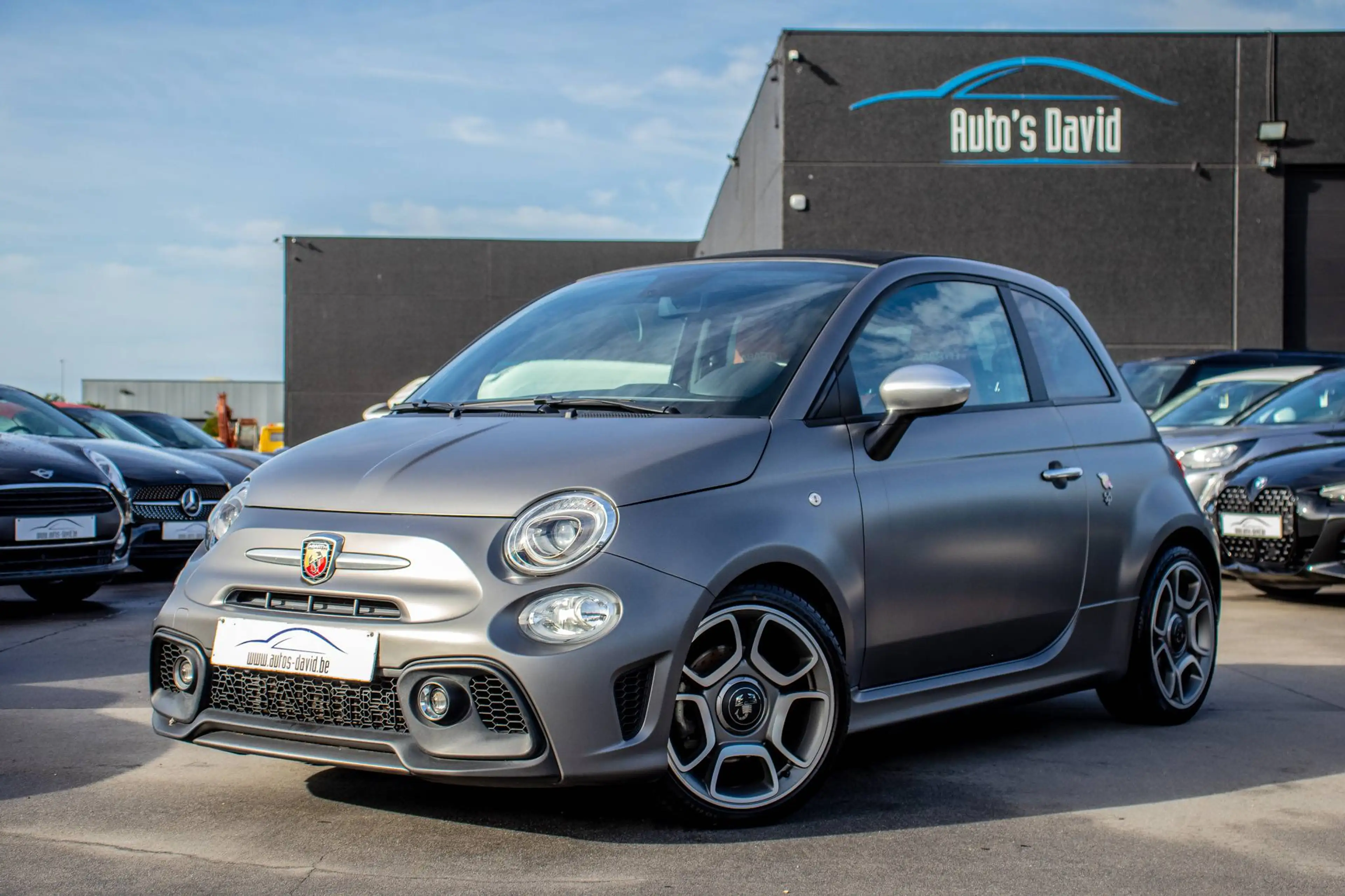 Abarth 595 Turismo Cabrio 1.4 T-Jet / 1 EIGENAAR / HISTORIEK / GRIGIO ASFALTO / LEDER / APPLE CARPLAY / PARKEERSENSOREN