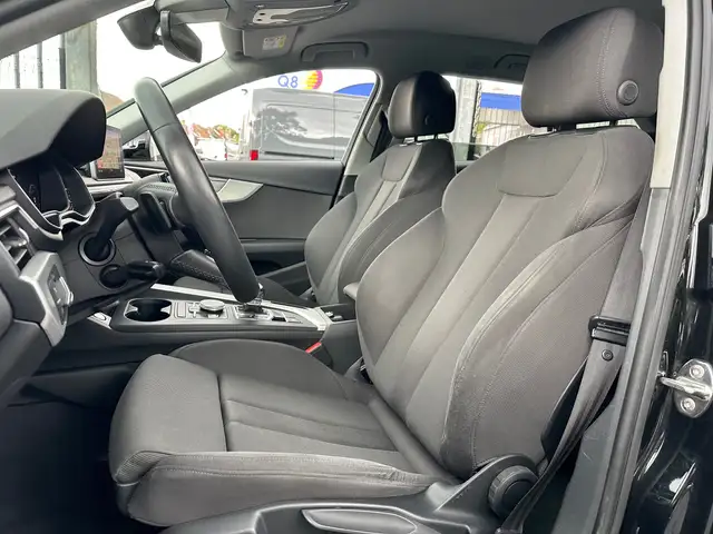 Audi A4 view 9