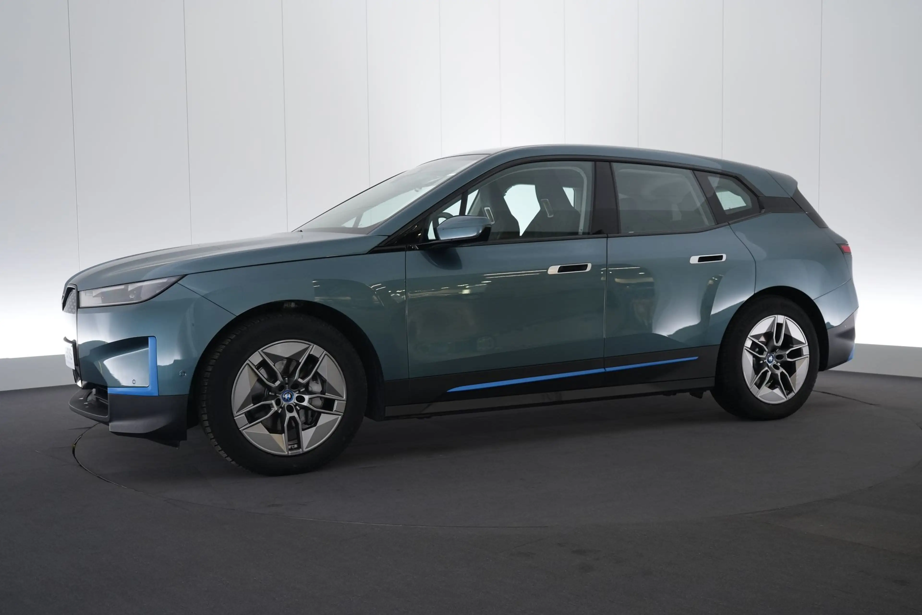 BMW iX 70 kWh xDrive40 LEDER/CUIR LED GPS PDC CAM Mass./V — photo 12