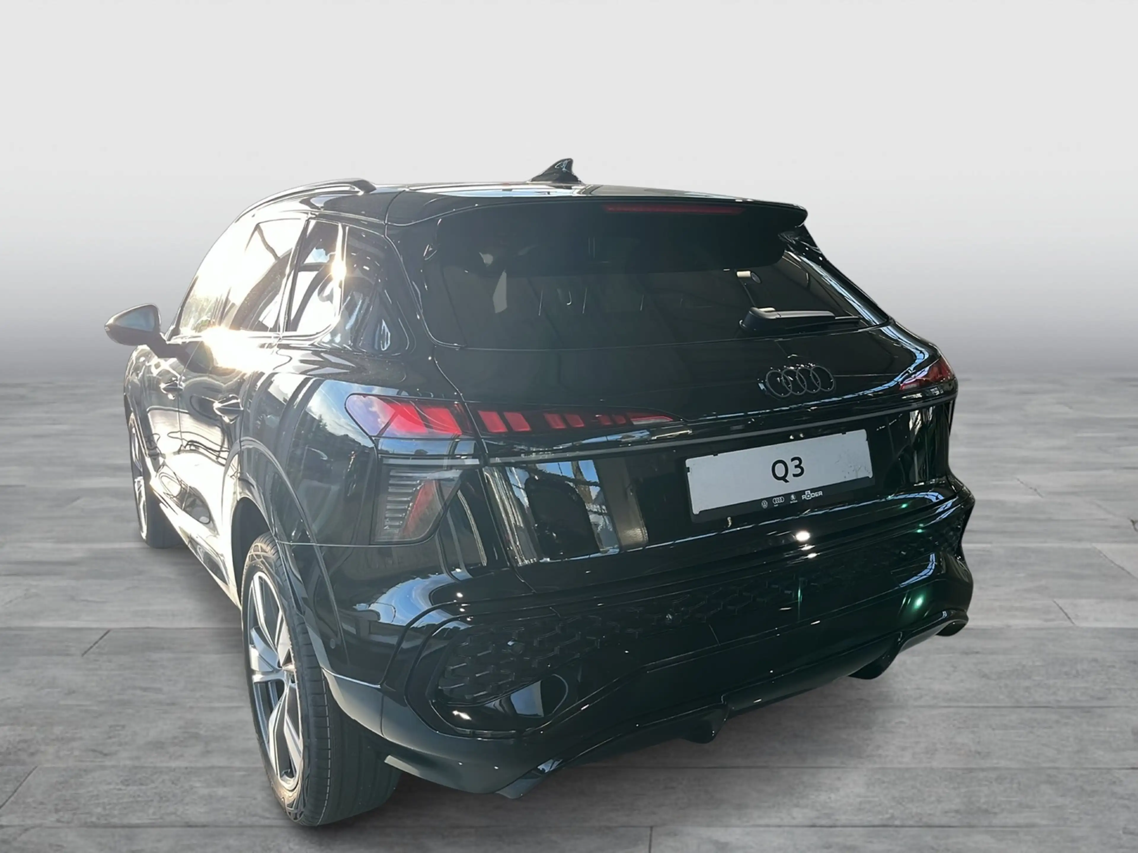 Audi Q3 S line TFSI S tronic LED DWA — photo 2