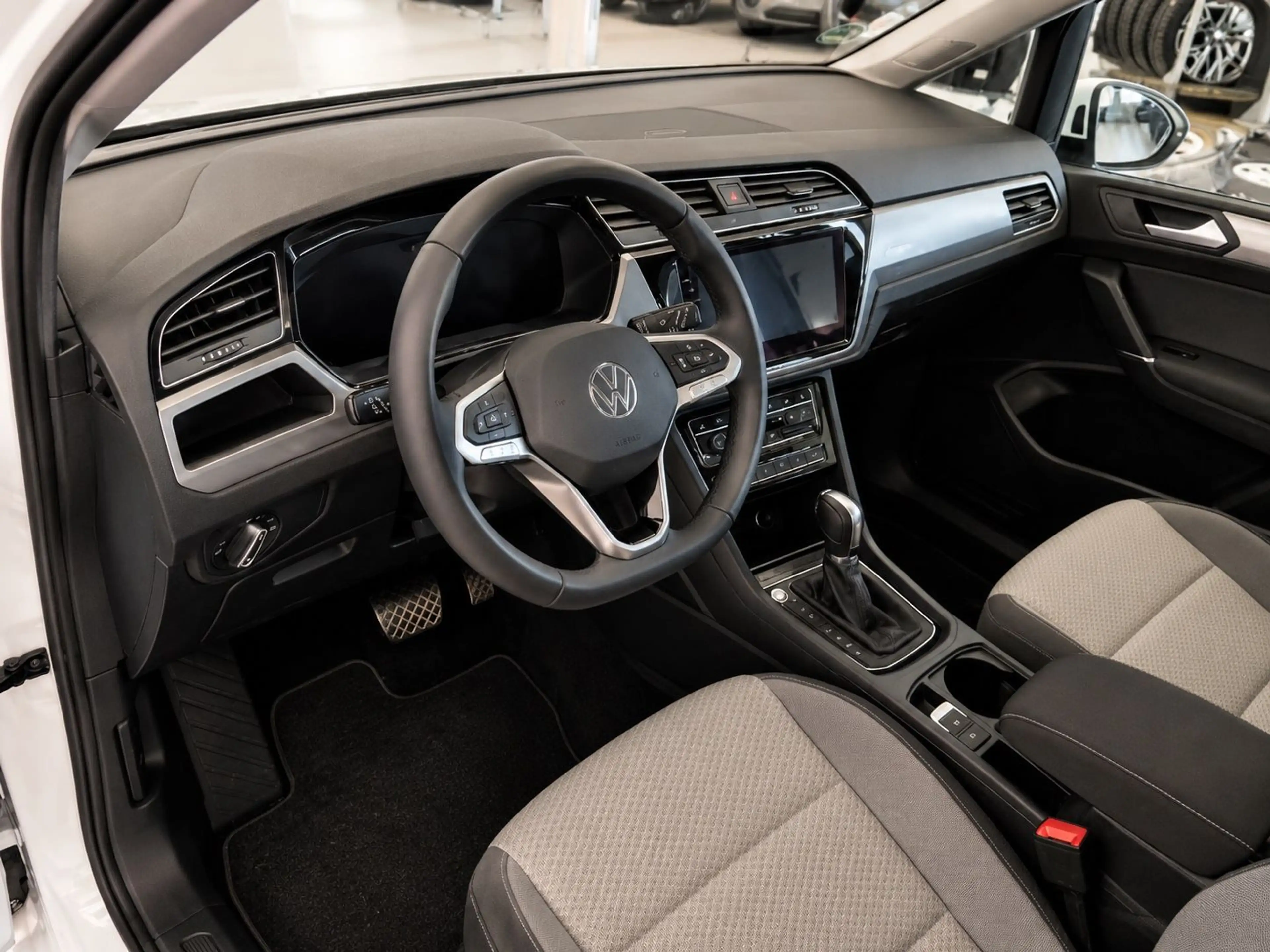 Volkswagen Touran *ACC*7-SITZER*LED*PANORAMA*KAMERA* — photo 6