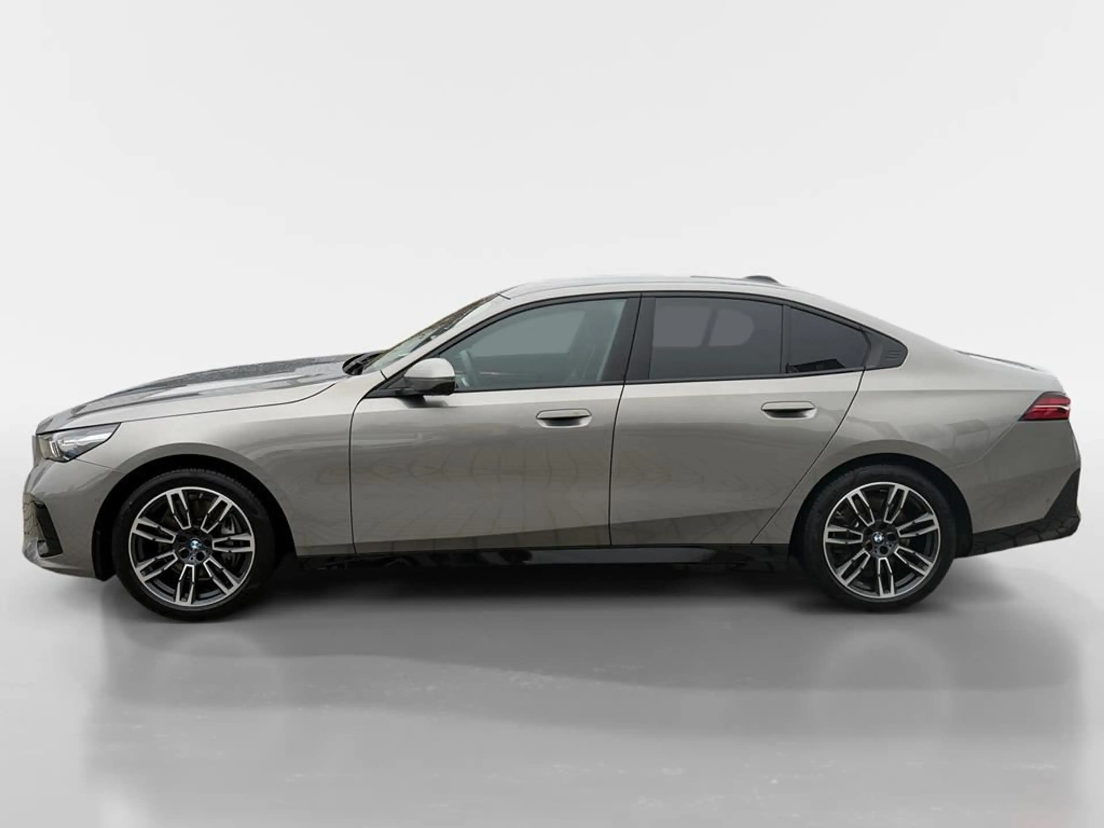 BMW i5 M Sport — photo 4