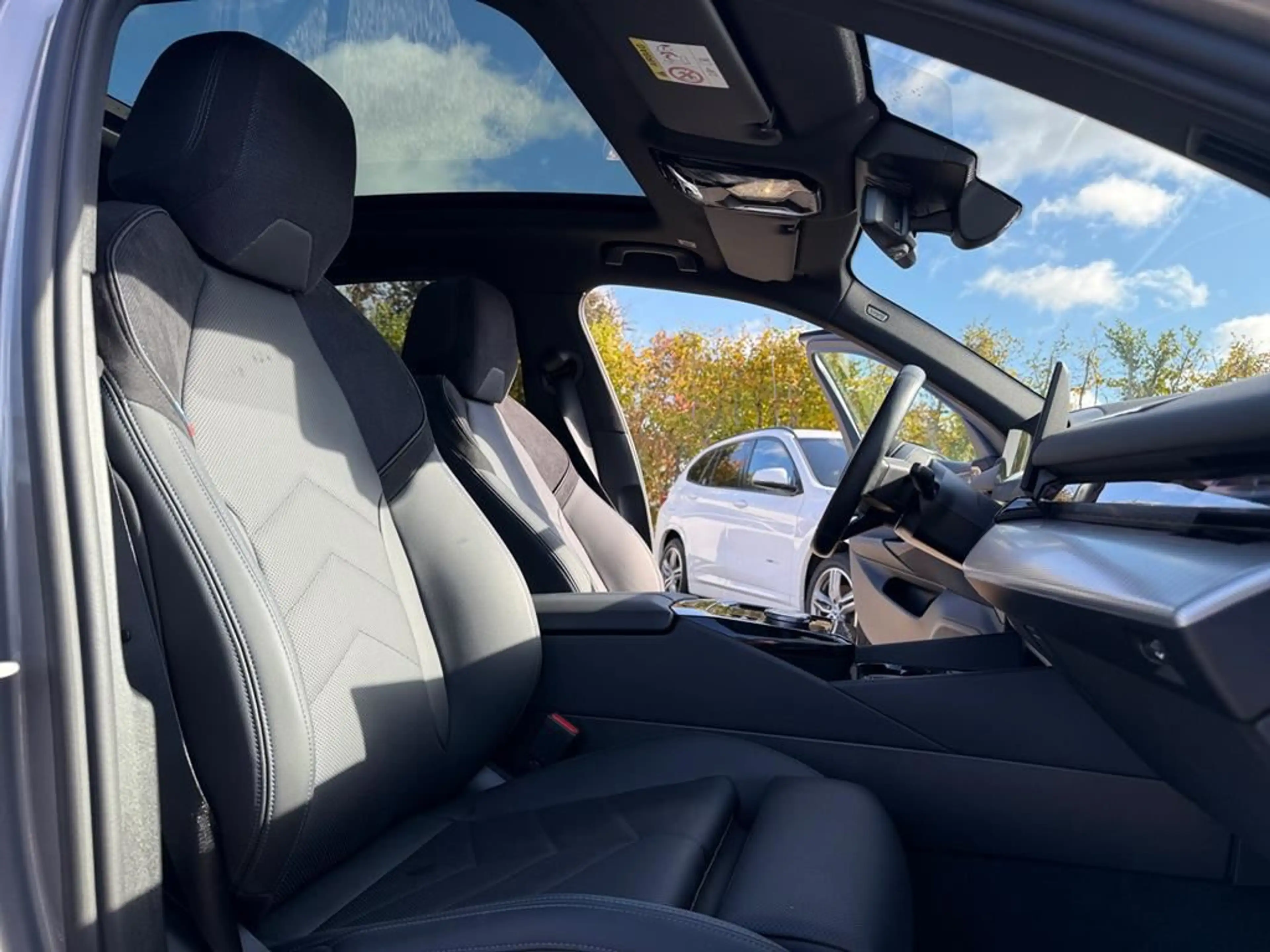 BMW i5 M Sport — photo 10