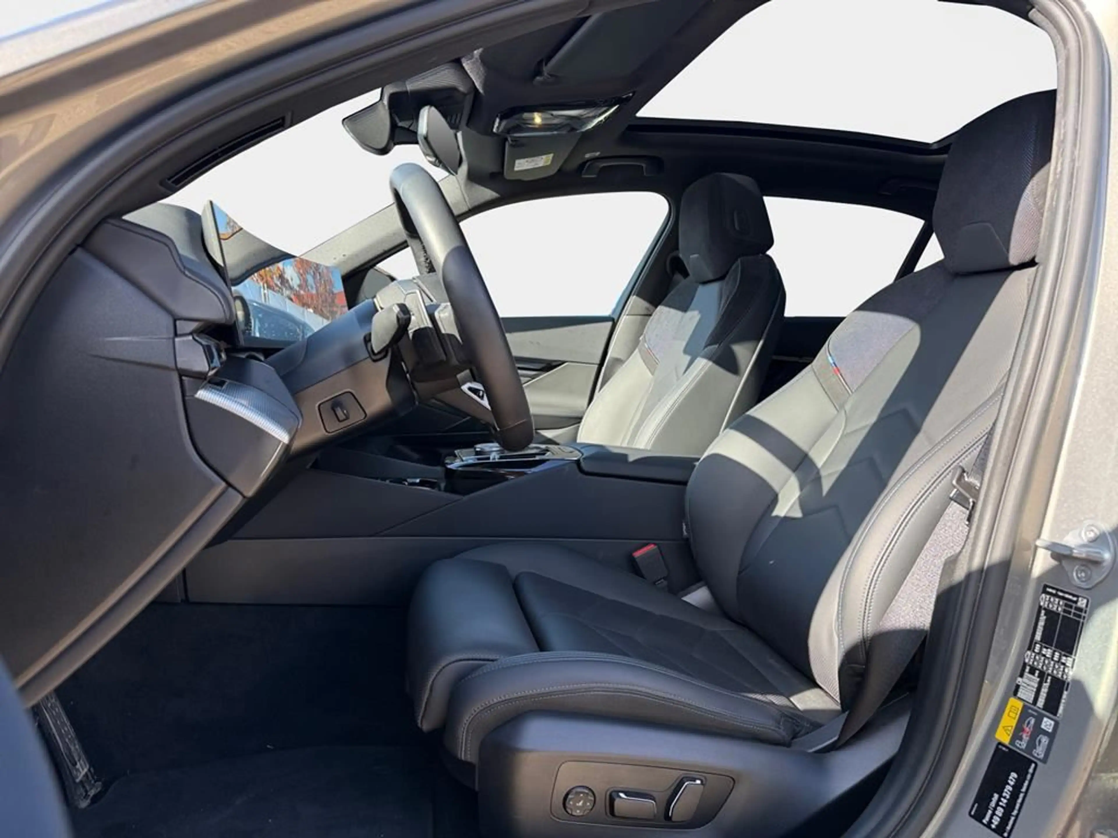 BMW i5 M Sport — photo 11