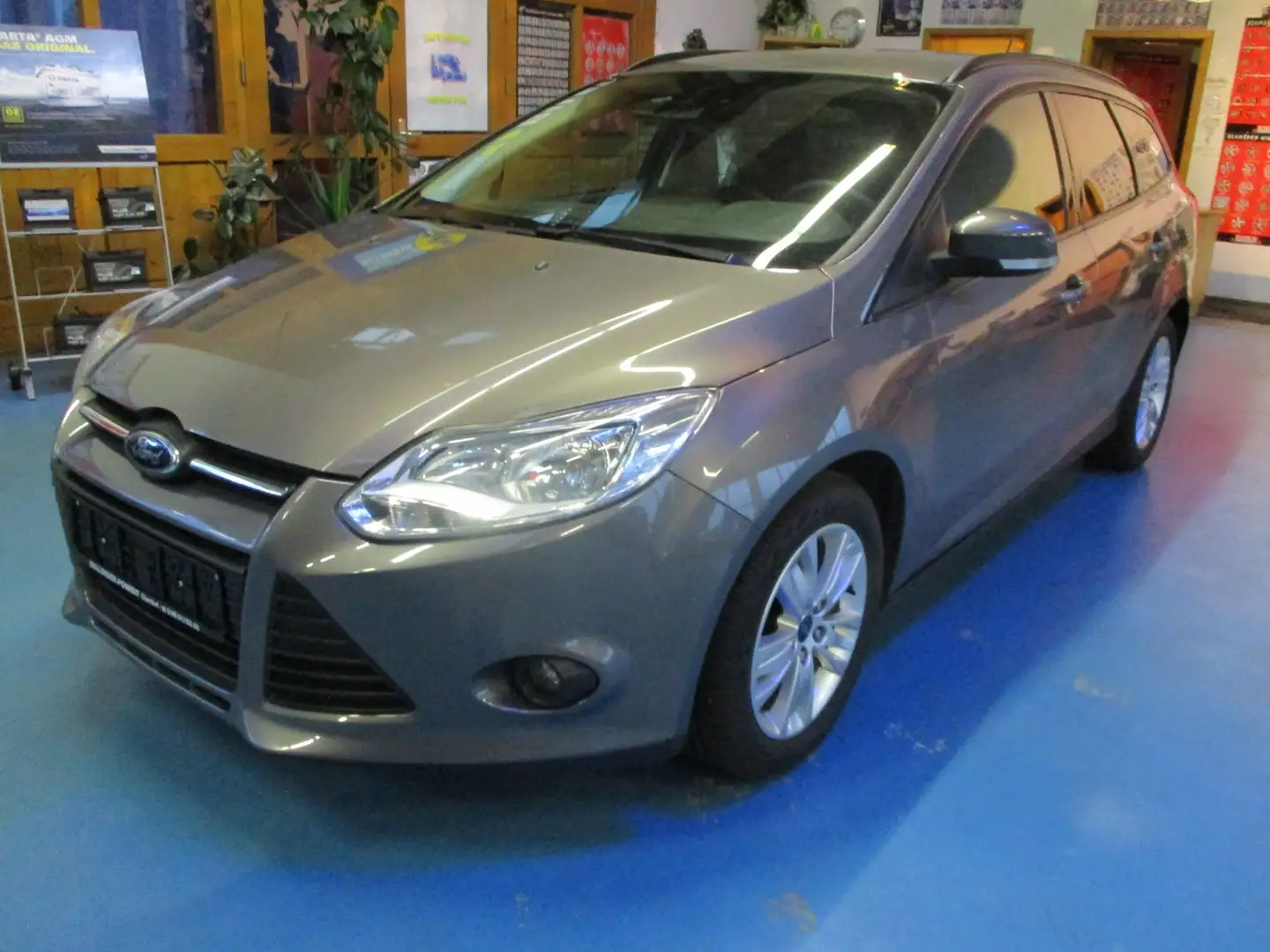 Ford Focus Turnier 1.6 Eco Boost Titanium,Top Zustand Gris - 1