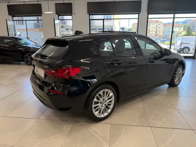 BMW 1 Series view 4