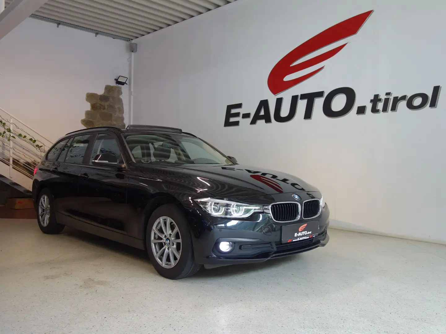 BMW 320 (F31)xDrive Aut. *PANO *APPLE CARPLAY *AHK *LED Schwarz - 1