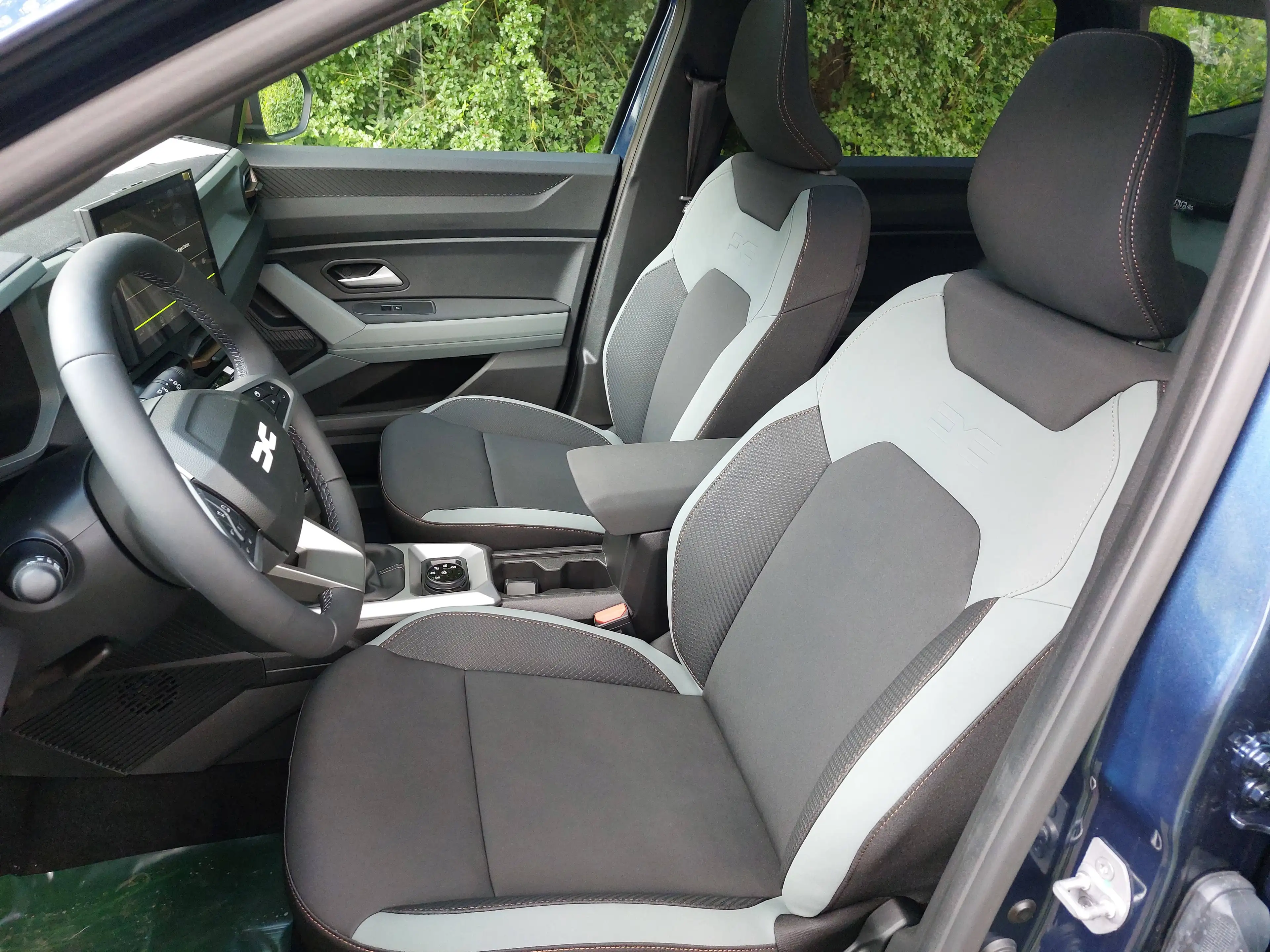 Dacia Bigster TCE130MH 4x4 Extreme Panoramadach SOFORT! Indigoblau Met. — photo 8