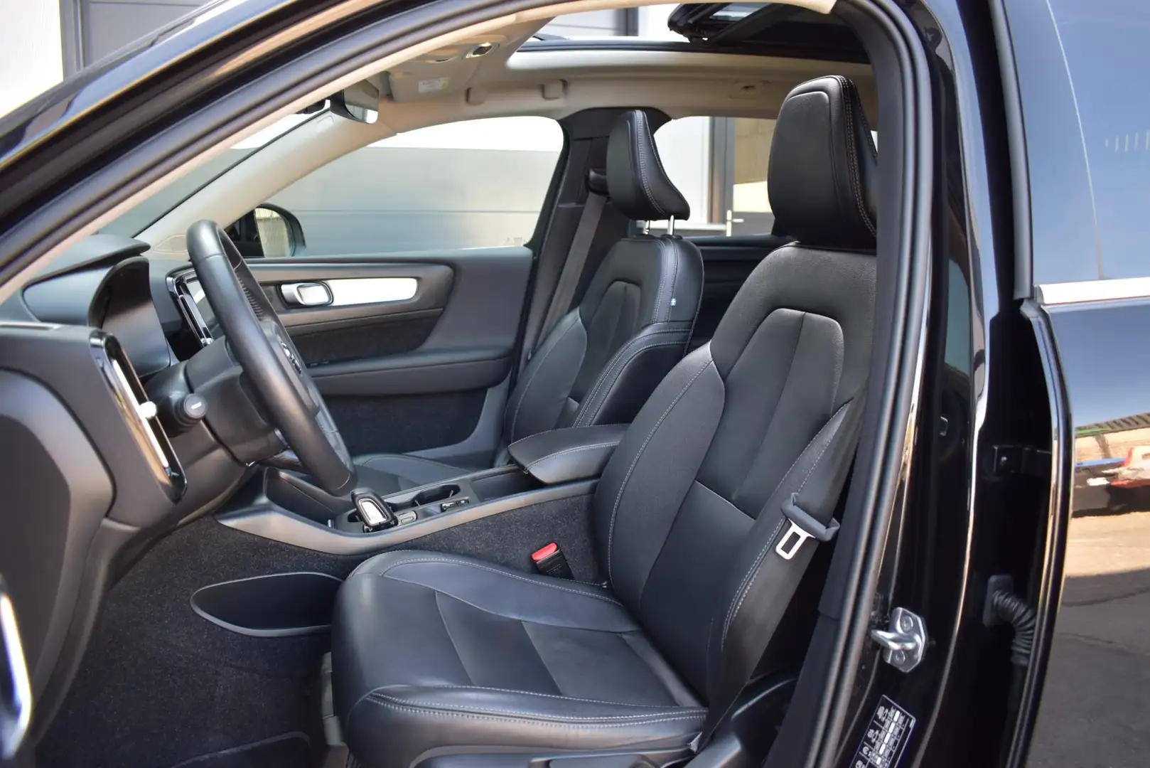 Volvo XC40 1.5 T5 Recharge Momentum Pro | PANO | LEDER | CAME Zwart - 2