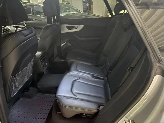Audi Q8 view 12