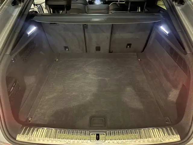 Audi Q8 view 9
