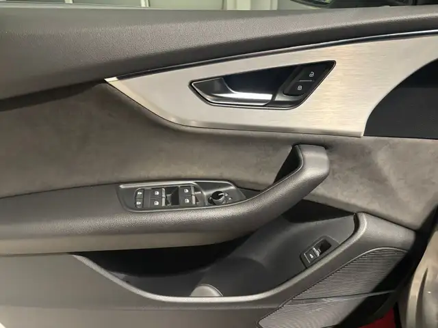 Audi Q8 view 14