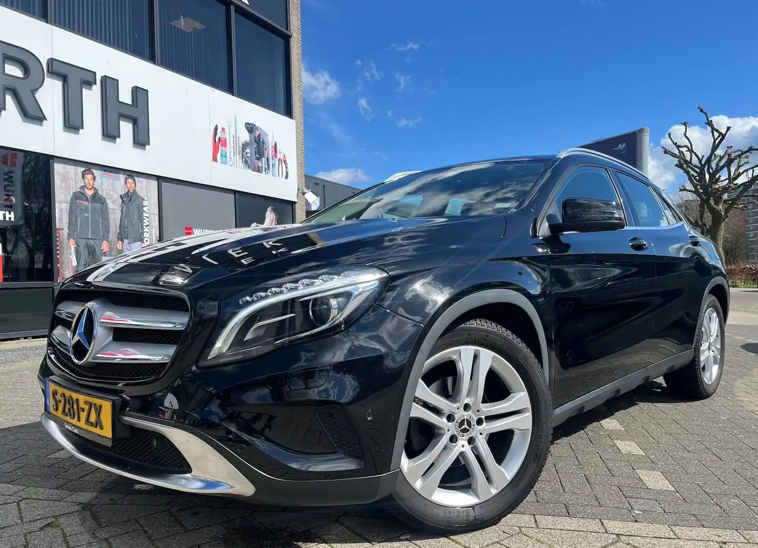 Mercedes-Benz GLA 180 GLA 180 Ambition Černá - 1