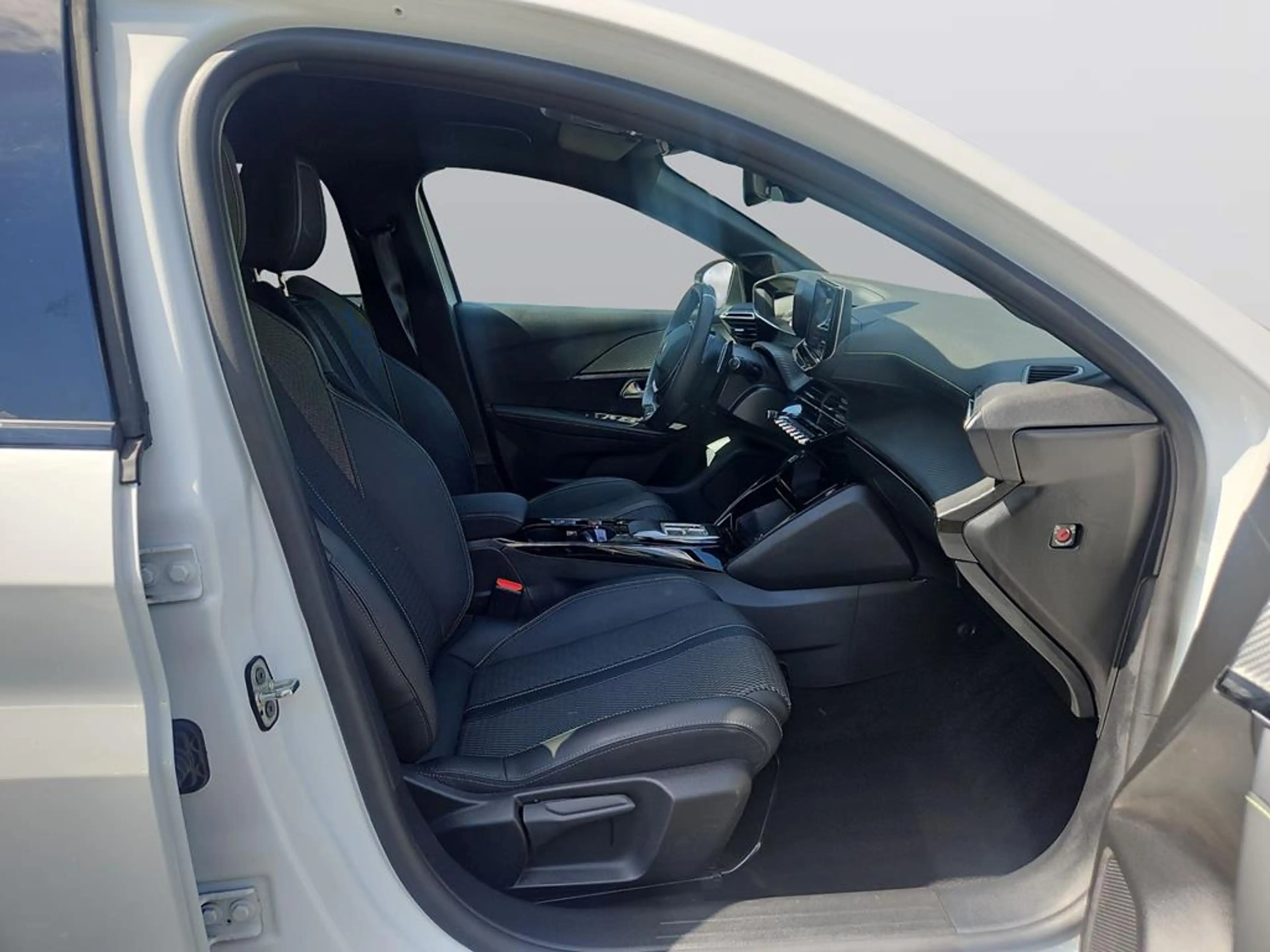 Peugeot 208 Neuer 208 GT HYBRID 100 e-DSC6 — photo 11