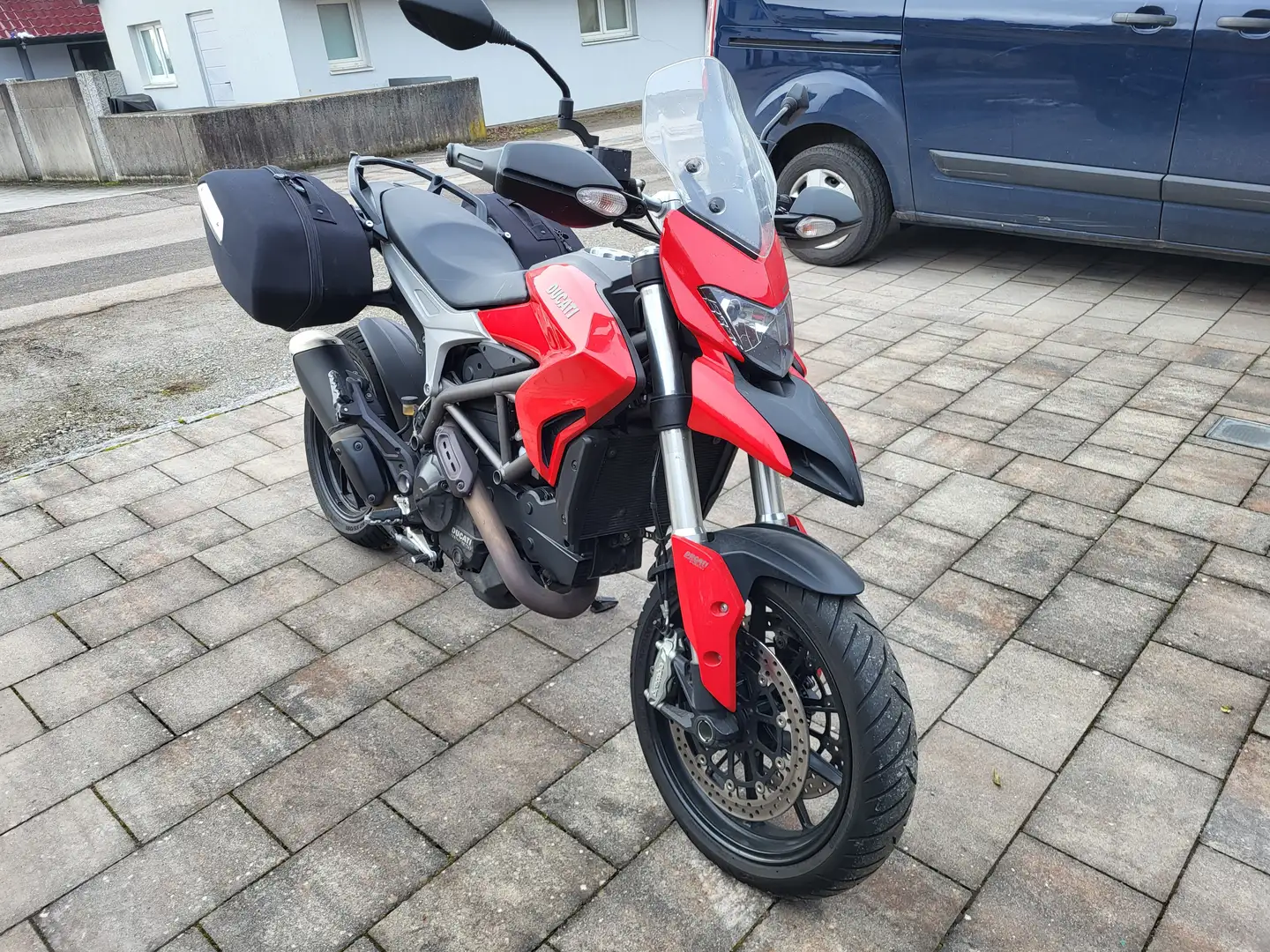 Ducati Hyperstrada 821 Rojo - 2