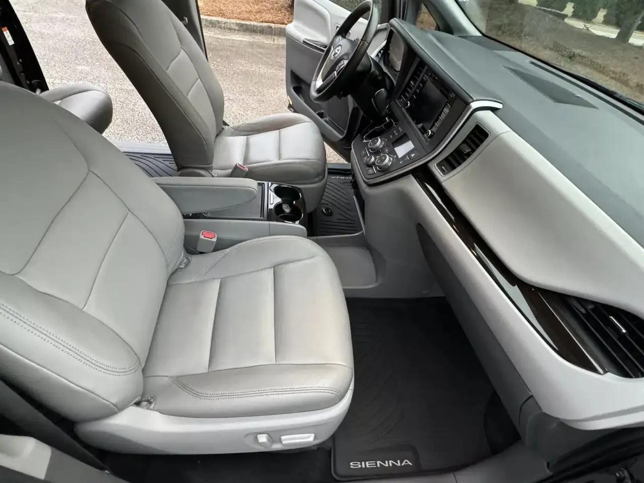 Toyota Sienna photo Toyota Sienna