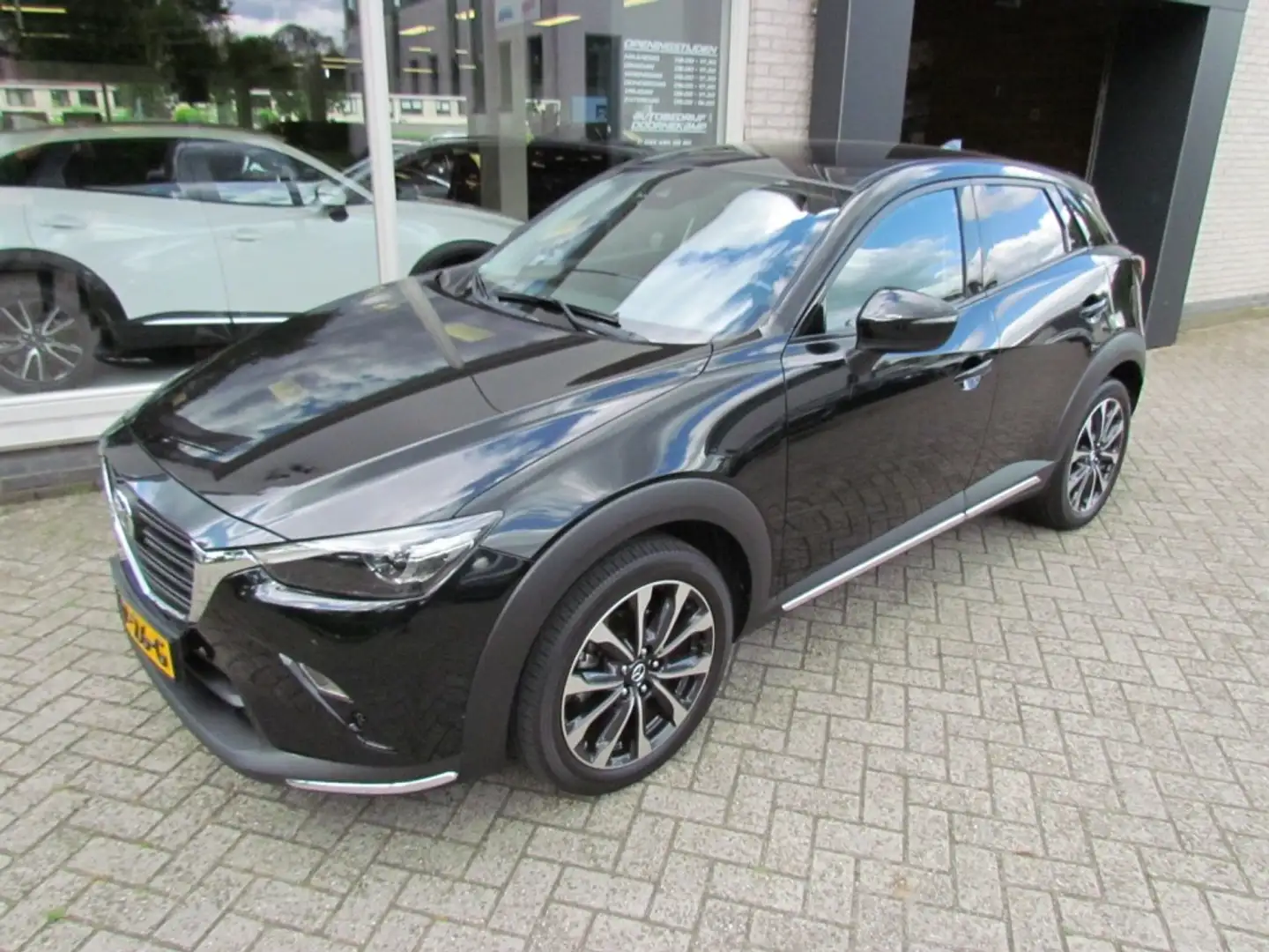 Mazda CX-3 2.0 Skayctiv-G 6MT 2WD 121pk Luxury Trekhaak Zwart - 2