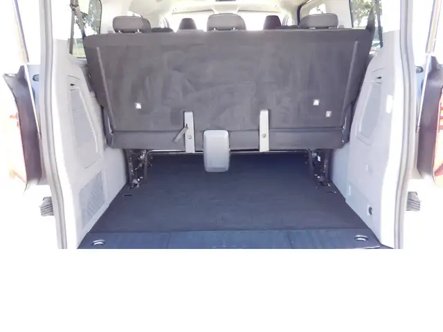 Volkswagen Caravelle view 6