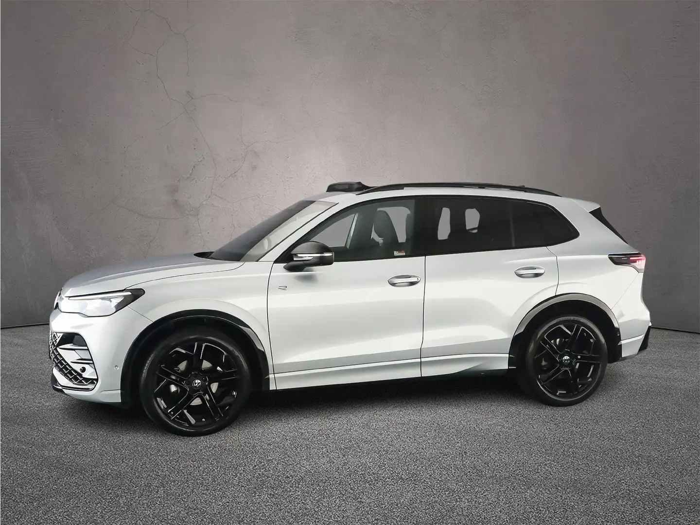 Volkswagen Tiguan R-Line Edition 1.5 eTSI 150pk DSG Automaat Trekhaa Zilver - 2