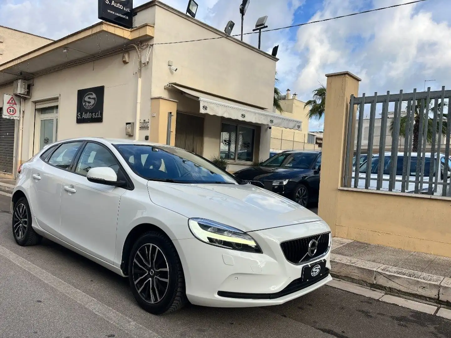 Volvo V40 D2 120CV Plus Blanc - 1