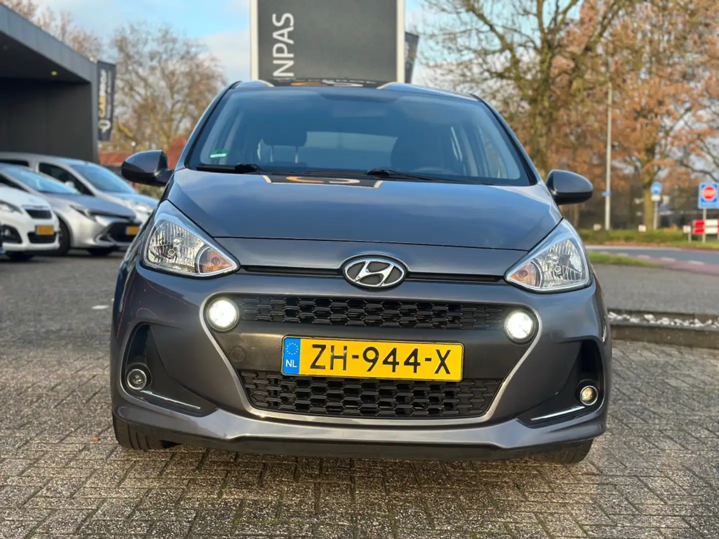 Hyundai i10 1.0i Comfort '' Infotainmentsystem Incl. NAV - PDC Grau - 2