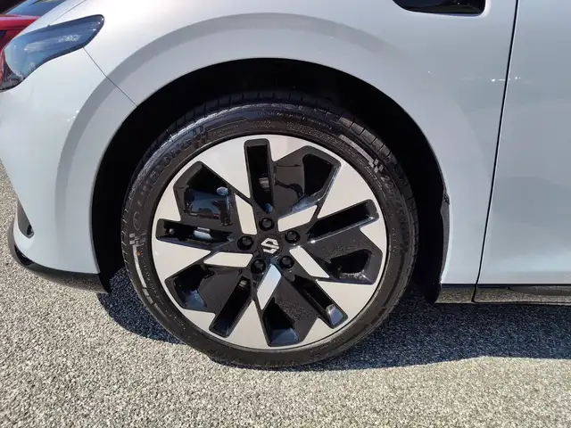 Leapmotor B05 view 4