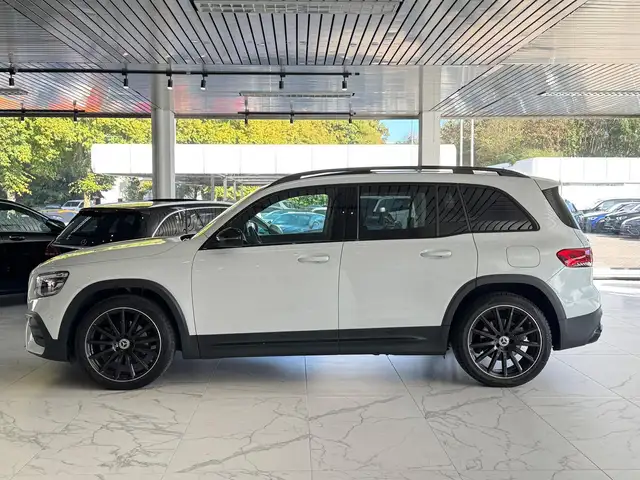 Mercedes-Benz GLB view 3