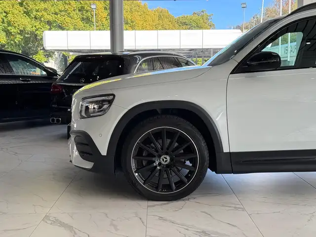 Mercedes-Benz GLB view 4