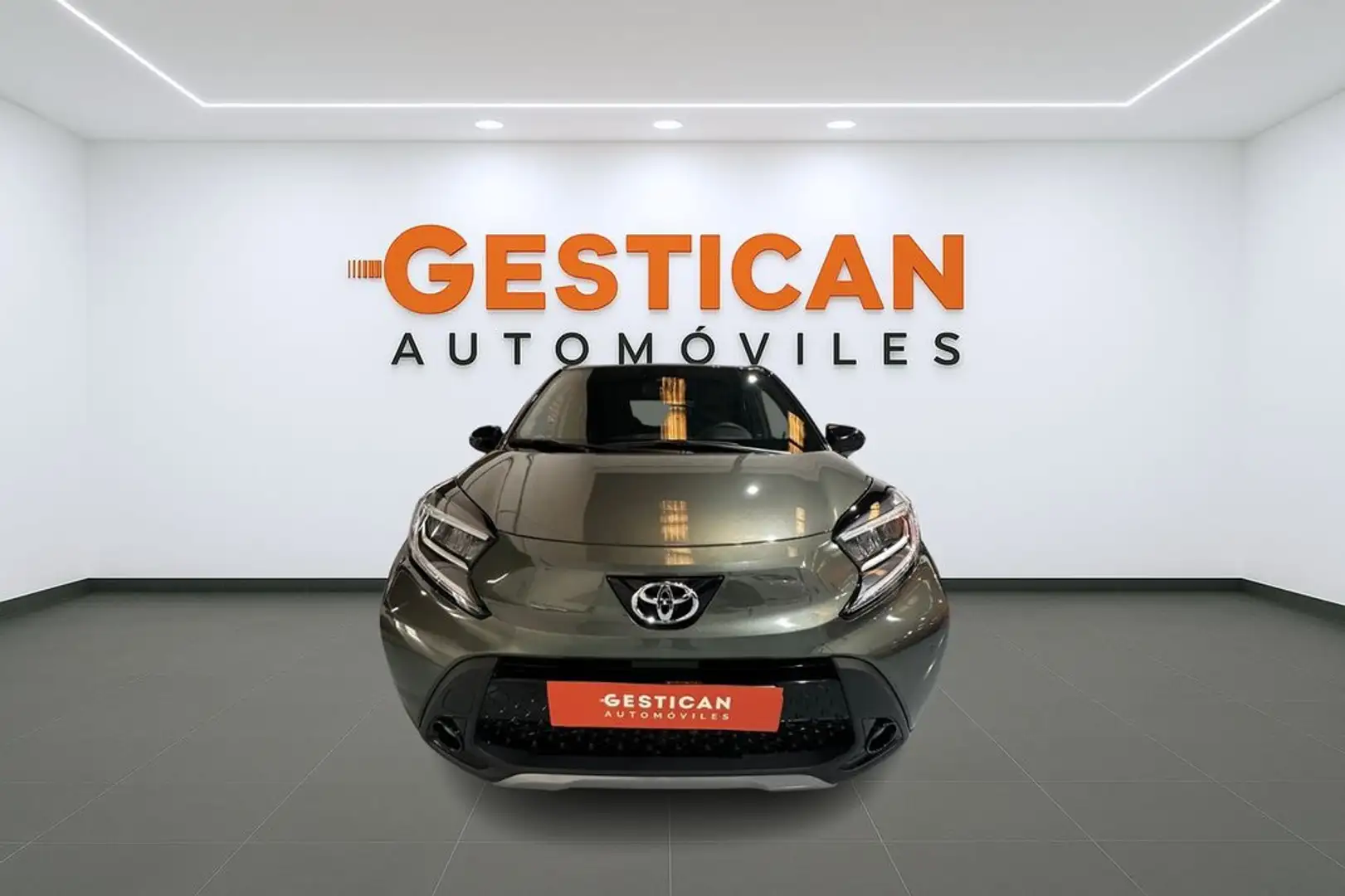 Toyota Aygo X 1.0 VVT-I 72CV Chic Vert - 2