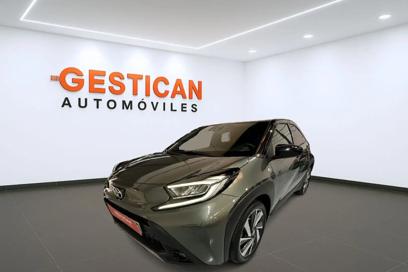 Toyota Aygo X 1.0 VVT-I 72CV Chic Vert - 1