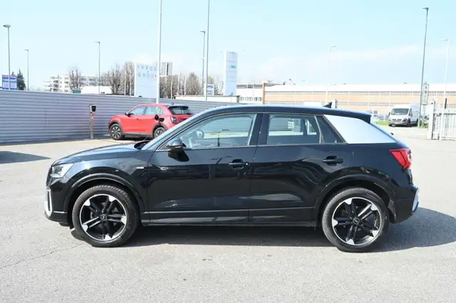 Audi Q2 view 8