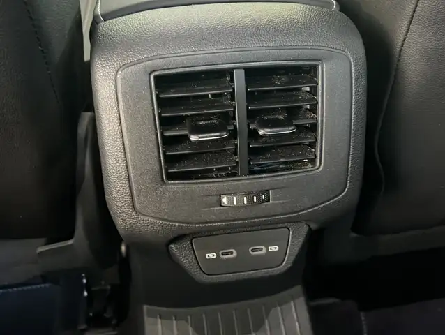 Volkswagen T-Roc view 10