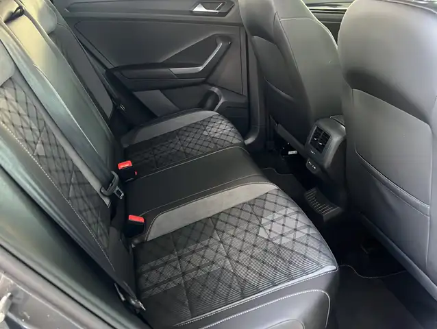 Volkswagen T-Roc view 13