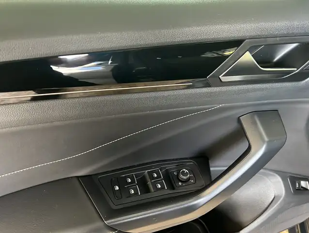 Volkswagen T-Roc view 6