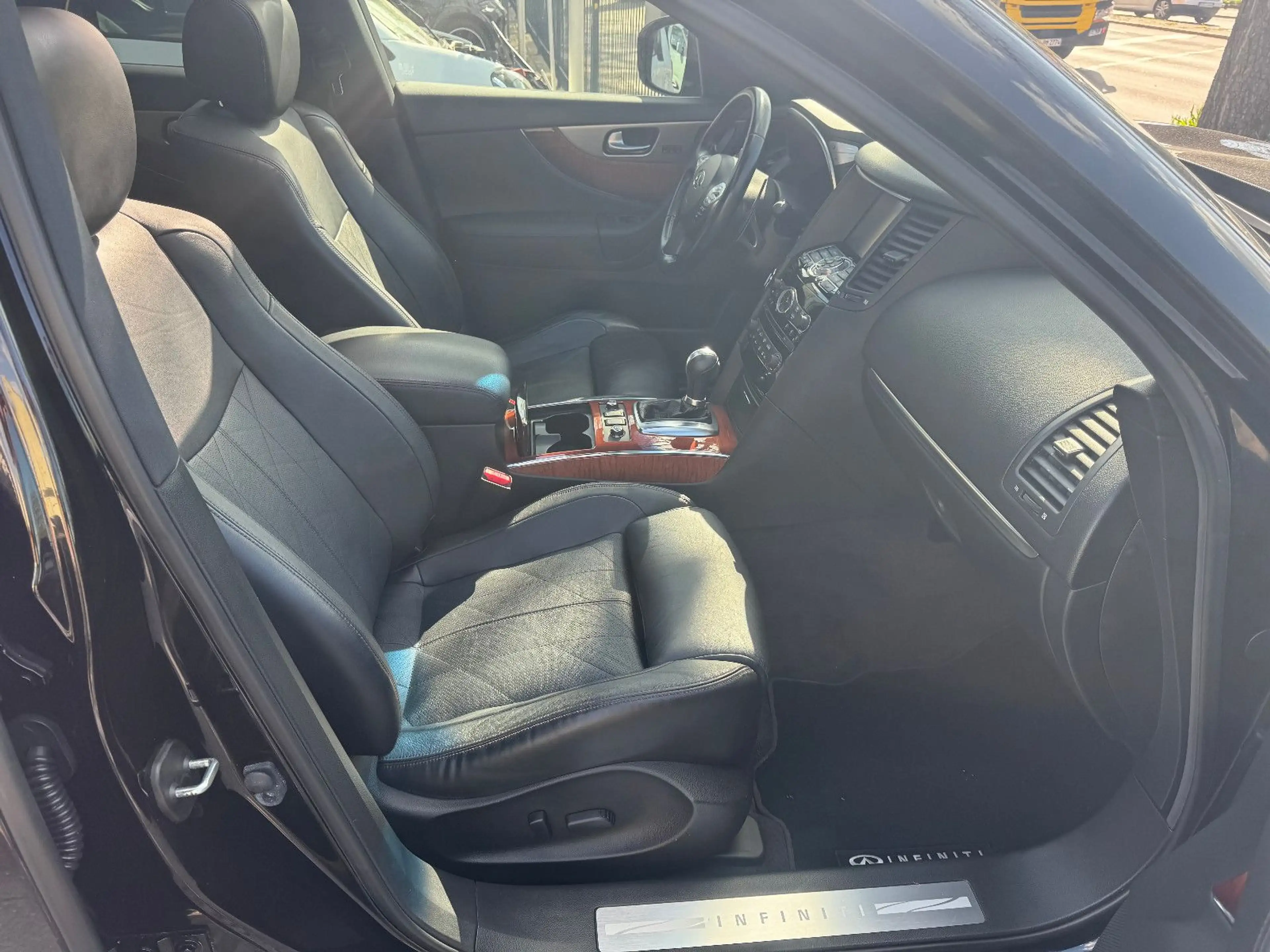 Infiniti QX70 3.7 Premium S*EGSD*360°KAMERA*PARKASSIS.* — photo 12