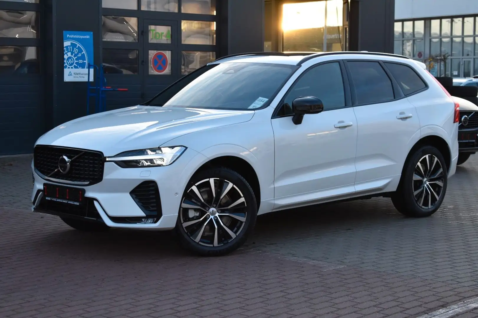 Volvo XC60 B4B Plus Dark*LED*PANO*STHZ*H&K*360* Weiß - 1