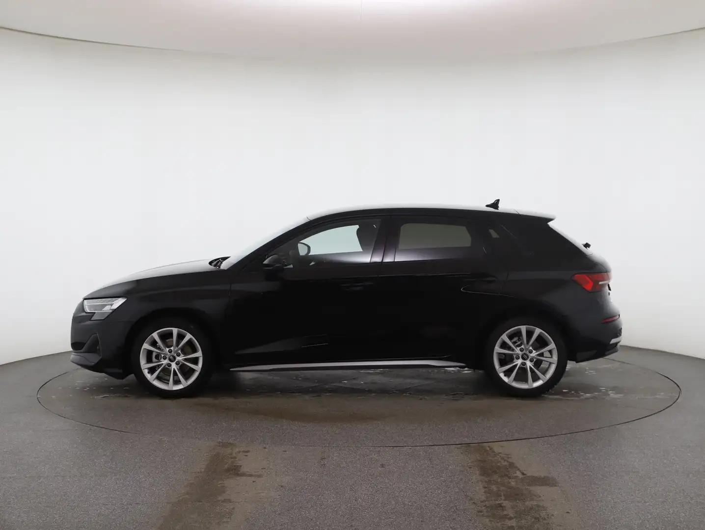 Audi A3 30 TFSI Schwarz - 2