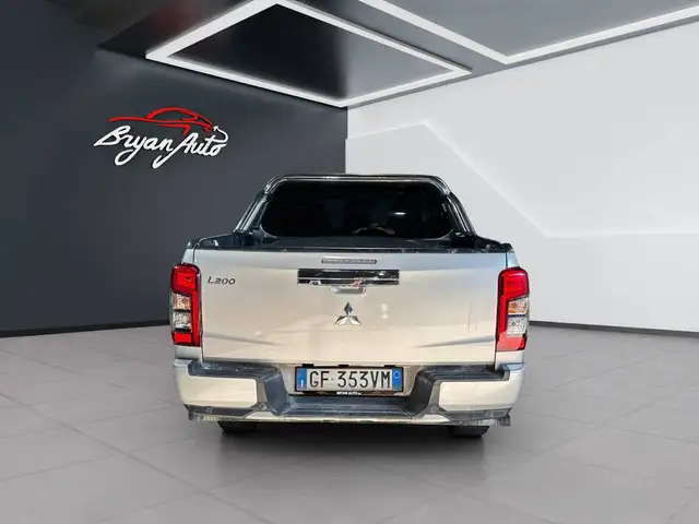 Mitsubishi L200 view 4