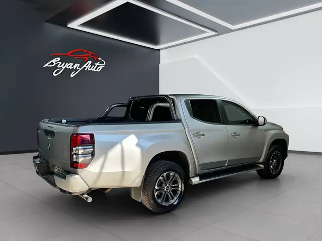 Mitsubishi L200 view 3